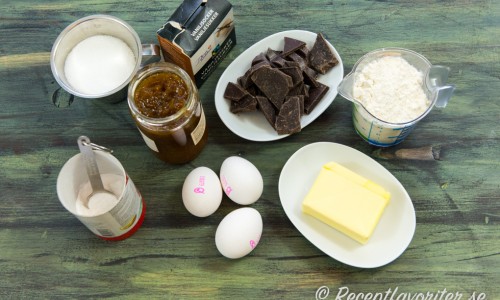 Ingredienser till choklad- och hjortronkakan. 