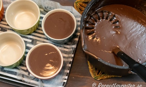 Chokladpuddingsmeten fördelas i portionsformar på 1 dl styck. 