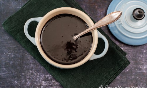 Chokladsås kokar du enkelt själv av kakao, socker och lite vatten. 