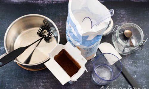 Till chokladsåsen behöver du en kastrull, visp, kakao, strösocker, vatten och en slickepott. 
