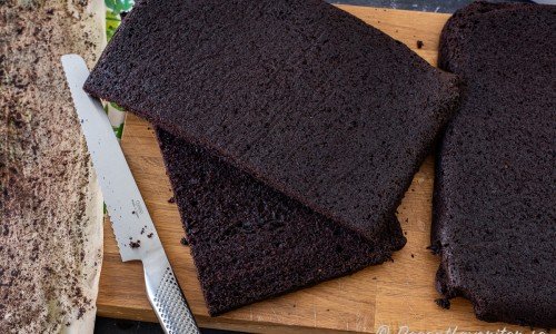 Till chokladtårta i långpanna kan man dela bottnen till två delar så blir tårtan lite lättare att hantera. Skär sedan horisontellt i till två lager som du kan lägga fyllning mellan. 