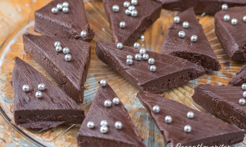 Chokladtryffel Dekadens i trianglar på fat