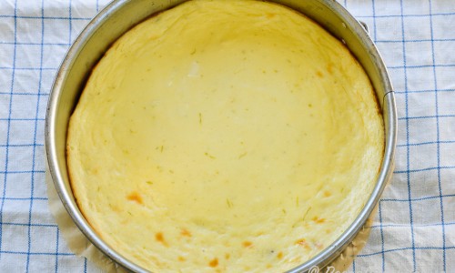 Baka citroncheesecaken i en rund springform. Hit kan du förbereda och ha i kylen eller frysen. Skär sedan upp och garnera till servering. 