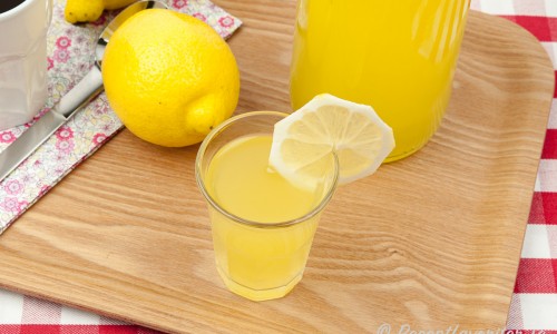 Citronlikör i glas 