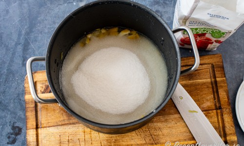 Lägg hackade citroner, vatten och syltsocker i en kastrull. 
