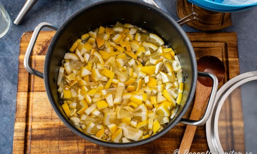 Koka upp vatten, socker och citronsyra och lägg sedan ner hackad citron. Ta av från värmen och låt svalna. 