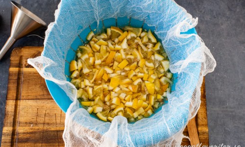 Sila av saften från citronbitarna i ett durkslag med silduk eller saftsil. Skalen kan du spara till marmelad. 
