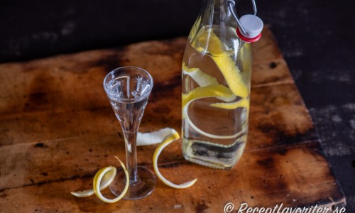 Citronsnaps gör du enkel med citronskal som får ligga och dra i brännvin eller vodka. 