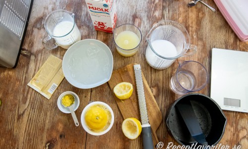 Ingredienser till citronsorbeten: färskpressad citron, gelatinblad, sockerlag och mjölk.  