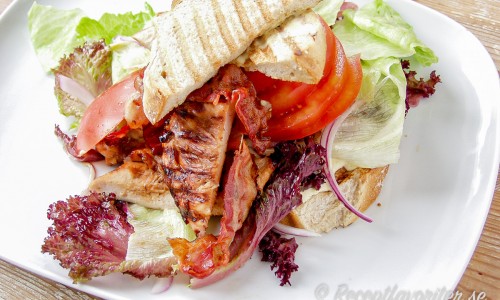 Club sandwich med grillad kyckling och bacon. 