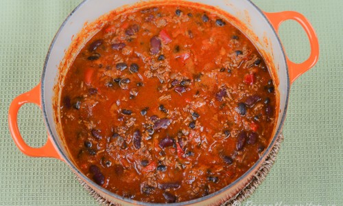 Koka en stor gryta chili con carne. Kan sparas till lunchlåda och frysas in. 