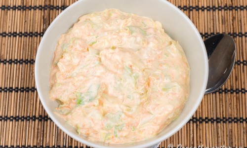 Coleslaw med spetskål och morot i skål