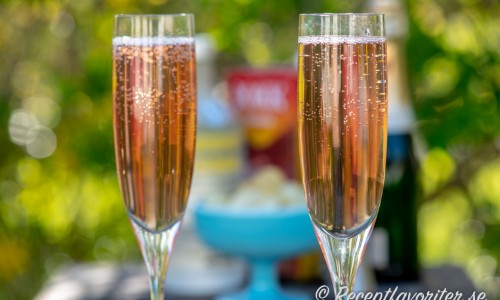 En variant på Cosmopolitan fast mousserande och läskande med bubbel som Champagne. 