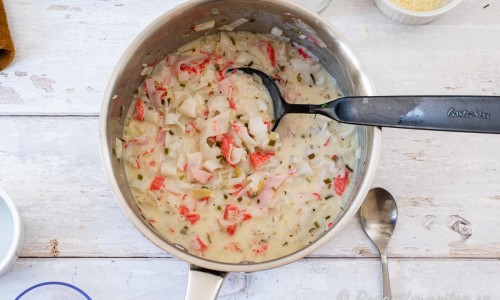 Tillsätt pastavatten tillsåsen och red såsen med ljus maizenaredning. Tillsätt crabsticks och koka upp. 