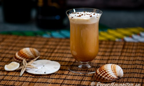 Kubanskt kaffe med mörk kubansk rom och chokladlikör toppad med vispad grädde och kaffepulver i glas. 