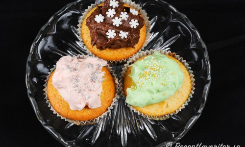Du kan dela upp frostingen om du vill ha olika smak och färg till dina cupcakes. Toppa med valfritt strössel eller annan garnering. 