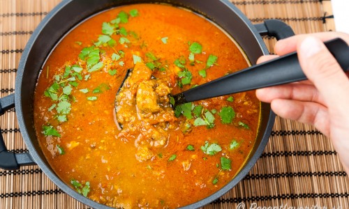 Currygryta med lammkött garnerad med färsk koriander. Lammkött passar mycket bra ihop med currysmaken. 