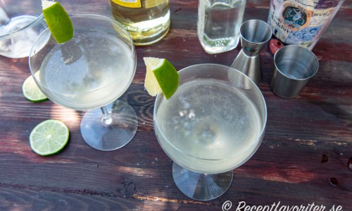 Servera en iskall läskande Daiquiri - en klassisk sötsur drink med ljus rom, lime och sockerlag. 