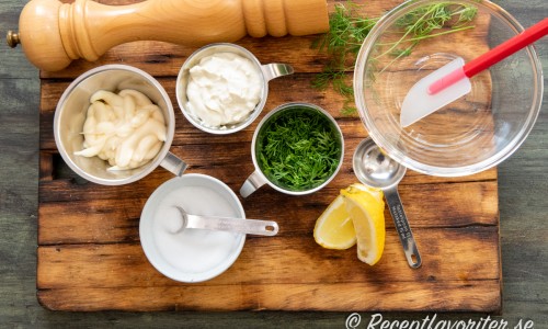 Till dillcrèmen behöver du majonnäs, vitpeppar, salt, crème fraiche, dill, citron och salt. 