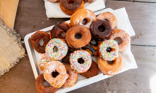 Hemgjorda munkar eller doughnuts på fat