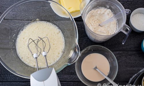 Vispa ihop socker och ägg. Blanda ut jästen i vatten. Blanda vetemjöl, salt och bakpulver. 