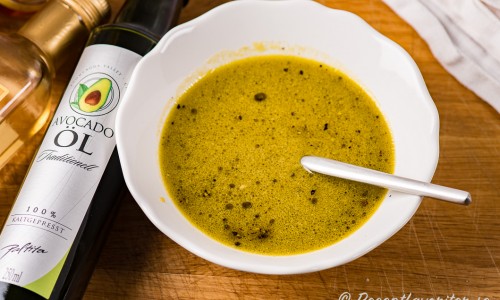 Salladsdressing med avokadoolja och senap i skål