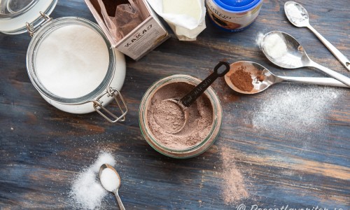 Ingredienserna till drickchokladpulvret: socker, kakao, mjölkpulver och vaniljsocker. 