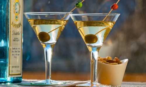 Dry Martini cocktails i martiniglas med oliv