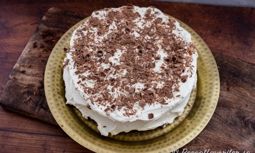 Enkel chokladtårta med två lager chokladtårtbottnar fylld med chokladsås och toppad med grädde och riven mjölkchoklad. 