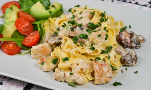 Färsk pasta med kyckling och svamp samt en sallad med avokado, tomat och babyspenat. 