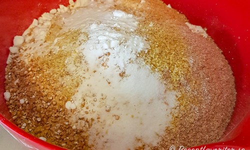 Det torra ingredienserna till fillimpan blandas i en bunke. 