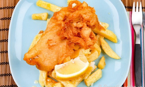 Hemgjord friterad torsk och pommes frites till Fish'n Chips på tallrik