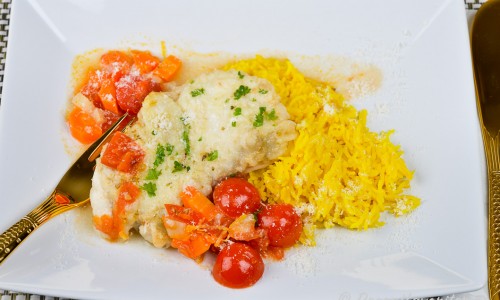 Ett förslag är att servera marulken med gult ris färgat med saffran eller gurkmeja, finriven parmesan och hackad persilja. 