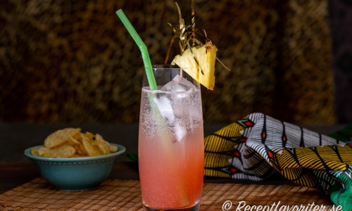 Flamingo är en alkoholfri cocktail eller drink med tranbärsjuice, ananasjuice, citron och sodavatten. 