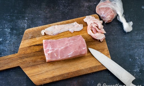 Putsa bort senor från fläskytterfilén. Överblivet kött kan du frysa in i skivor till annat. 