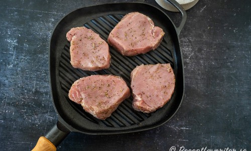 Du kan grilla köttet i grillpanna eller på utegrill. 