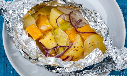 Foliepaket med rotfrukter - potatis, palsternacka och kålrot. 