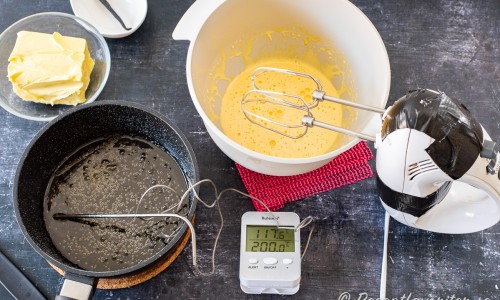 Socker, vatten och vanilj kokas till 117 grader. Vispa sedan ner lite i taget i de vispade äggulorna.  