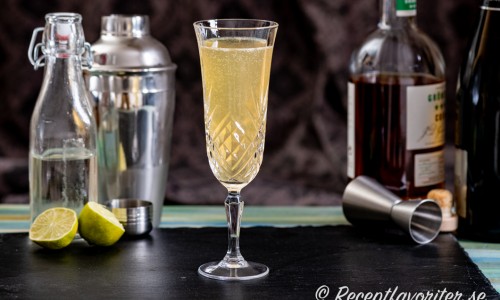 French 75 cocktail i flöjtglas - champagneglas