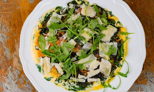 Grön frittata - en slags omelett med spenat, ruccola och parmesanost. 
