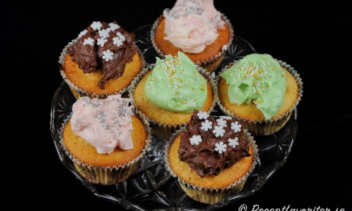 Cupcakes eller muffins med olika frosting och strössel som garnering - använd fantasin. 