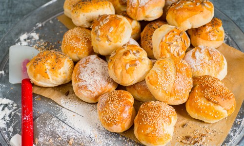 Nybakade frukostbullar i hög