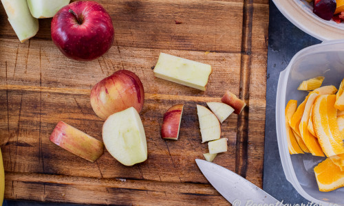 Skölj äpple och skär bort fruktköttet runt kärnhuset. Tärna det. 