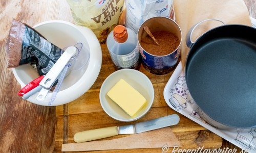 Ingredienser till fudgerutorna: smör, sirap, vetemjöl, socker, kakao och choklad. 