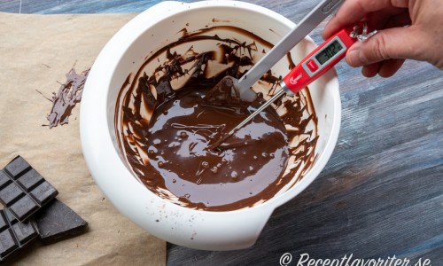 När chokladen svalnat till 30 °C så är den redo att bres över fudgen. 