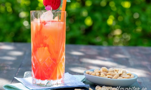 Drink med persikolikör, grenadine och grapefruktjuice
