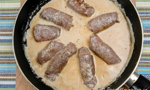 Rullader med lövbiff du kan fylla med smakrik Dijon-senap, syrlig syltlök och hackad inlagd syrad gurka; eller ost samt servera i en gräddig sås direkt ur pannan. 