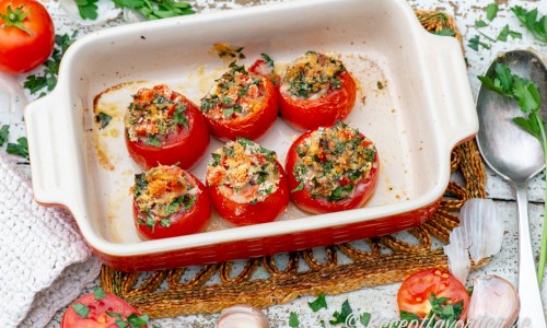 En variant på fyllda tomater med lite italienska smaker med hackad färsk basilika och riven parmesan på toppen. 