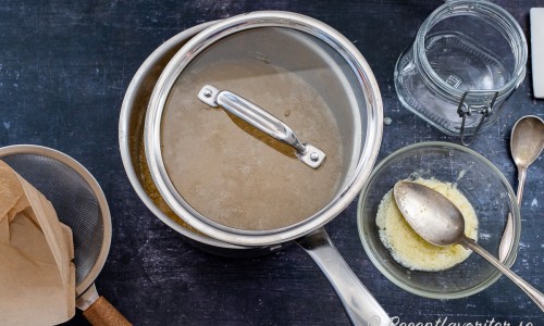 Fortsätt koka smöret på låg värme - gärna med ett lock på glänt då det kan stänka lite. 