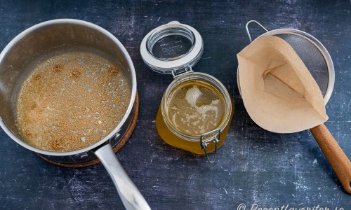 Häll försiktigt över smöret i en glasburk som tål värme. Lämna bottensatsen. Det kan även silas genom ett kaffefilter om du vill ta bort all bottensats. 